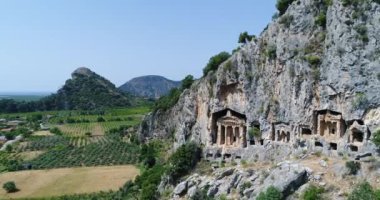 Hava. Antik Likya altı kaya mezarları, Dalyan, Türkiye, 4k.