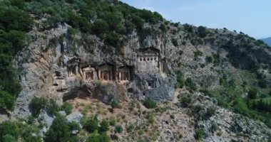 Hava. Antik Likya altı kaya mezarları, Dalyan, Türkiye, 4k.