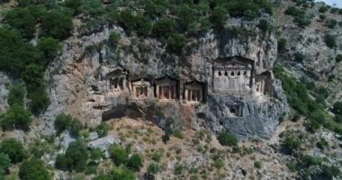 Hava. Antik Likya altı kaya mezarları, Dalyan, Türkiye, 4k.