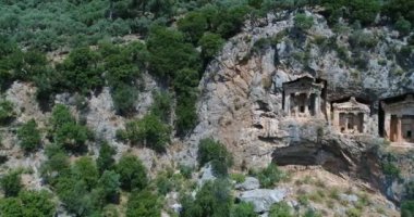 Hava. Antik Likya altı kaya mezarları, Dalyan, Türkiye, 4k.
