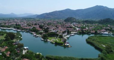 Dalyan şehrin havadan görünümü. Türkiye, 4k.