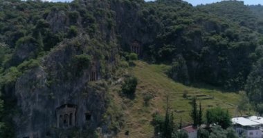Hava. Antik Likya kaya mezarları, Fethiye, Türkiye. Kamera aşağı taşır. 4k.