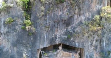 Hava. Antik Likya kaya mezarları, Fethiye, Türkiye. Kamera aşağı taşır. 4k.