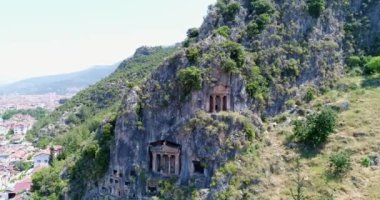 Hava. Antik Likya kaya mezarları, Fethiye, Türkiye. Kamera aşağı taşır. 4k.