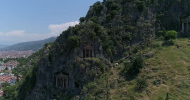 Hava. Antik Likya kaya mezarları, Fethiye, Türkiye. Kamera aşağı taşır. 4k.