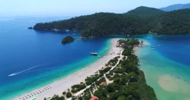 Hava. Uçan Ölüdeniz beach yukarıda. Güzel Bay kristal su ile. Türkiye, 4k.