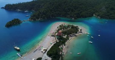 Hava. Uçan Ölüdeniz beach yukarıda. Güzel Bay kristal su ile. Türkiye, 4k.