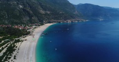 Hava. Uçan Ölüdeniz beach yukarıda. Güzel Bay kristal su ile. Türkiye, 4k.