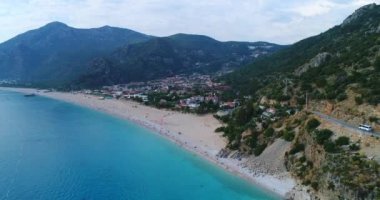 Hava. Uçan Ölüdeniz şehir ve sahil yukarıda. Türkiye, 4k.