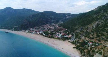 Hava. Uçan Ölüdeniz şehir ve sahil yukarıda. Türkiye, 4k.