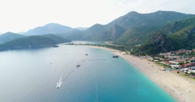 Hava. Uçan Ölüdeniz şehir ve sahil yukarıda. Türkiye, 4k.