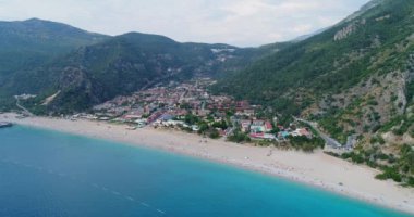 Hava. Uçan Ölüdeniz şehir ve sahil yukarıda. Türkiye, 4k.