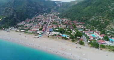 Hava. Uçan Ölüdeniz şehir ve sahil yukarıda. Türkiye, 4k.