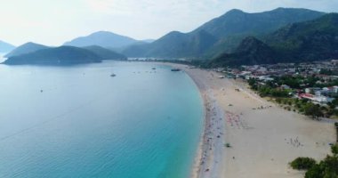 Hava. Uçan Ölüdeniz şehir ve sahil yukarıda. Türkiye, 4k.