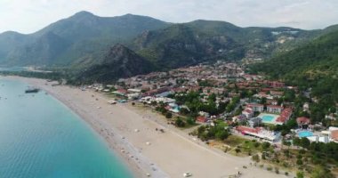 Hava. Uçan Ölüdeniz şehir ve sahil yukarıda. Türkiye, 4k.