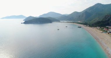 Hava. Uçan Ölüdeniz şehir ve sahil yukarıda. Türkiye, 4k.