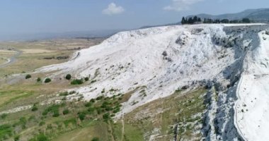 Hava. Pamukkale - ünlü pırıl pırıl beyaz kalsit travertenleri uçurumdaki. Türkiye, 4k.