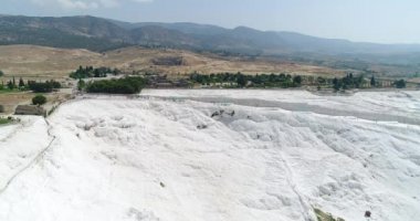 Hava. Pamukkale - ünlü pırıl pırıl beyaz kalsit travertenleri uçurumdaki. Türkiye, 4k.