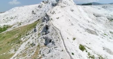 Hava. Pamukkale - ünlü pırıl pırıl beyaz kalsit travertenleri uçurumdaki. Türkiye, 4k.