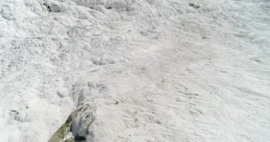 Hava. Pamukkale - ünlü pırıl pırıl beyaz kalsit travertenleri uçurumdaki. Türkiye, 4k.