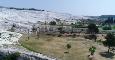 Hava. Pamukkale - ünlü pırıl pırıl beyaz kalsit travertenleri uçurumdaki. Türkiye, 4k.
