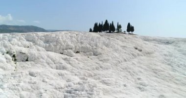 Hava. Pamukkale - ünlü pırıl pırıl beyaz kalsit travertenleri uçurumdaki. Türkiye, 4k.