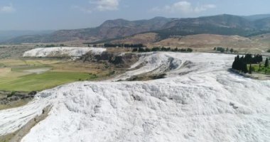 Hava. Pamukkale - ünlü pırıl pırıl beyaz kalsit travertenleri uçurumdaki. Türkiye, 4k.
