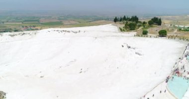 Hava. Pamukkale - ünlü pırıl pırıl beyaz kalsit travertenleri uçurumdaki. Türkiye, 4k.