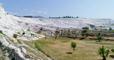 Hava. Pamukkale - ünlü pırıl pırıl beyaz kalsit travertenleri uçurumdaki. Türkiye, 4k.