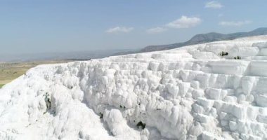 Hava. Pamukkale - ünlü pırıl pırıl beyaz kalsit travertenleri uçurumdaki. Türkiye, 4k.