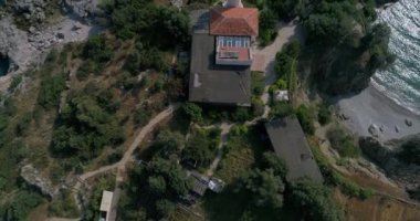 Hava. Kayanın üzerinde uçan fener yukarıda. Akdeniz. 4k