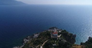 Hava. Kayanın üzerinde uçan fener yukarıda. Akdeniz. 4k