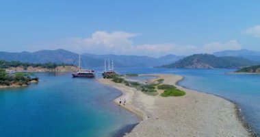 Düz Adası. Berrak mavi su ile pitoresk Körfez. Türkiye, 4k.