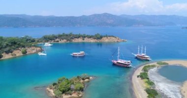 Düz Adası. Berrak mavi su ile pitoresk Körfez. Türkiye, 4k.