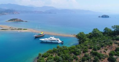 Düz Adası. Berrak mavi su ile pitoresk Körfez. Türkiye, 4k.