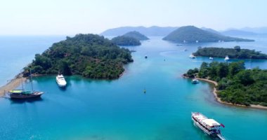 Berrak mavi su ile pitoresk Körfezi'nin muhteşem havadan görünümü. Türkiye.