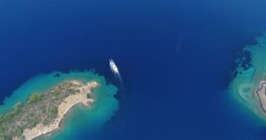 Berrak mavi su ile pitoresk Körfezi'nin muhteşem havadan görünümü. Türkiye.