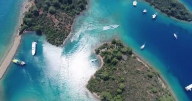 Berrak mavi su ile pitoresk Körfezi'nin muhteşem havadan görünümü. Türkiye.