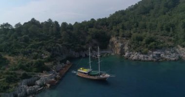 Hava. Güzel yat şaşırtıcı koyda demirlemiş. Fethiye, Türkiye, 4k.