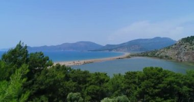Havadan görünümü. İztuzu Plajı ya da Turtle Beach ve delta Dalyan nehir. Türkiye, 4k.