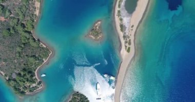 Düz Adası. Berrak mavi su ile pitoresk Körfez. Türkiye, 4k.