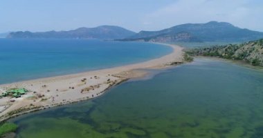 Havadan görünümü. İztuzu Plajı ya da Turtle Beach ve delta Dalyan nehir. Türkiye, 4k.