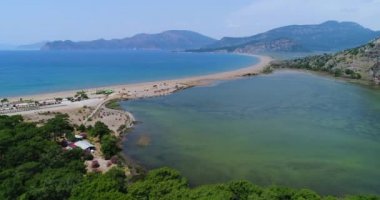 Havadan görünümü. İztuzu Plajı ya da Turtle Beach ve delta Dalyan nehir. Türkiye, 4k.