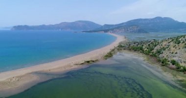 Havadan görünümü. İztuzu Plajı ya da Turtle Beach ve delta Dalyan nehir. Türkiye, 4k.