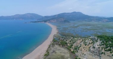 Havadan görünümü. İztuzu Plajı ya da Turtle Beach ve delta Dalyan nehir. Türkiye, 4k.