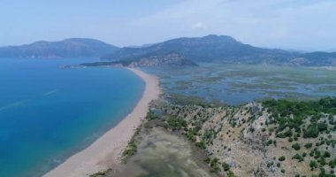Havadan görünümü. İztuzu Plajı ya da Turtle Beach ve delta Dalyan nehir. Türkiye, 4k.