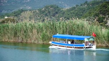 Tekne nehri turu. Dalyan, Türkiye. 29 Nisan 2019. 4k.