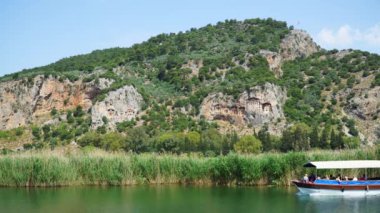 Tekne nehri turu. Dalyan, Türkiye. 29 Nisan 2019. 4k.