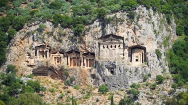 Hava. Antik Likya altı kaya mezarları, Dalyan, Türkiye, 4k.
