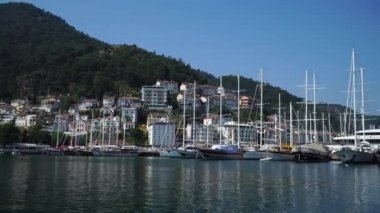 Teknede dans eden bir grup insan. Fethiye limanı. Türkiye 29 Nisan 2018.